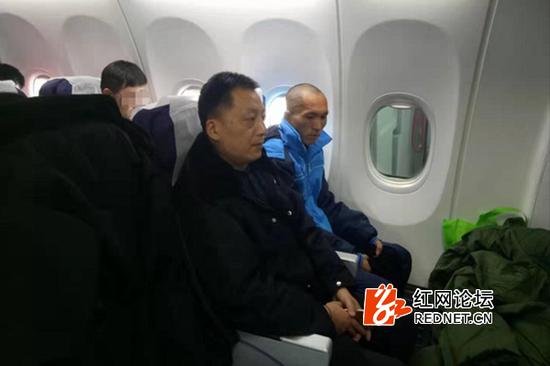 衡阳市救助管理站王春光主任亲自护送何小全回家。（网友供图）