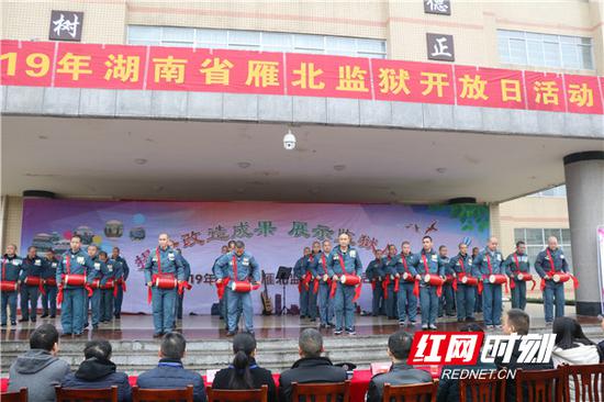 活动现场,监狱组织大家观看服刑人员文艺演出。