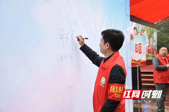 雁峰区委书记周玉军在现场带头签名,志愿成为最热心的雁峰区“衡阳群众”。
