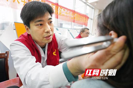 医务志愿者向前来咨询的市民开展听力检测等服务。