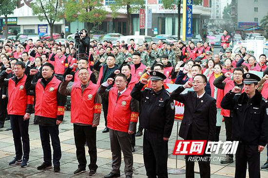 数千名雁峰群众在辖区白沙洲千吨级码头主会场庄严宣誓。