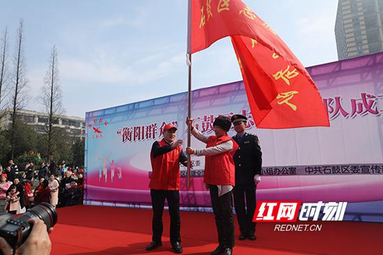 衡阳市委常委、市委宣传部部长刘丽华出席活动并为“衡阳群众”石鼓区志愿服务队授旗。