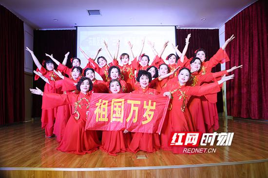 演出活动中，来自全区各行各业的妇女代表载歌载舞。