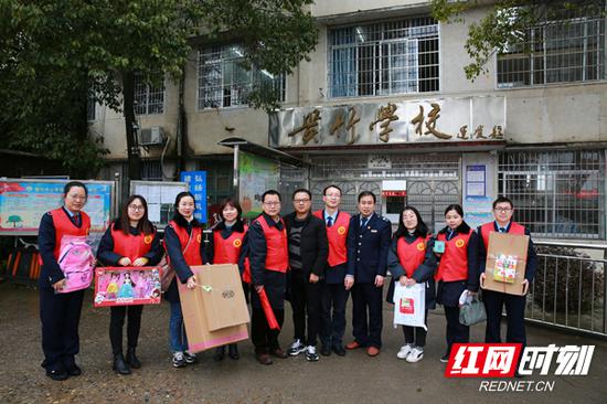 　　3月4日，十余名衡阳市南岳区税务局志愿者提着“小猪佩奇”、旅行箱等物品，来到南岳区黄竹小学，为10户水濂村贫困家庭学子和5户困难户实现“微心愿”。