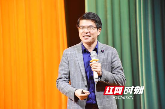 医学博士、知名心理医生严虎作题为《如何做好学生心理辅导工作》的授课。