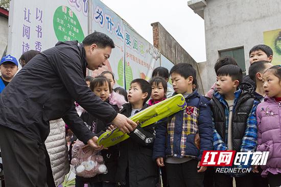 项目部给留守儿童送去学习用品和体育用品。