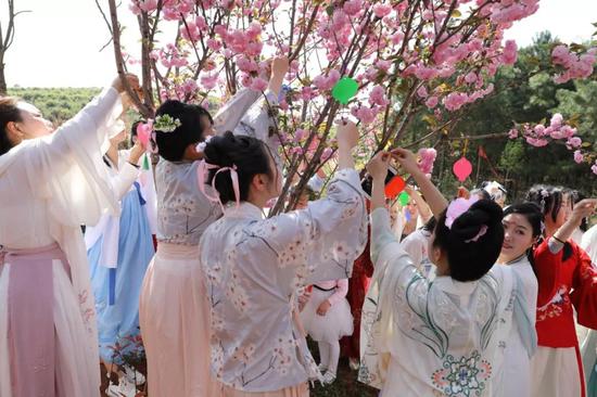 花朝节,穿上汉服的妹纸们其实比花儿更养眼