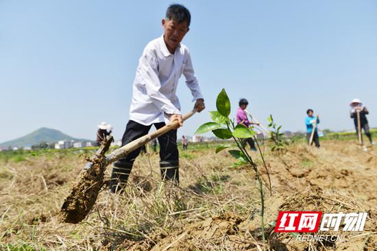 该基地解决了周边农户及贫困户就业120余人。