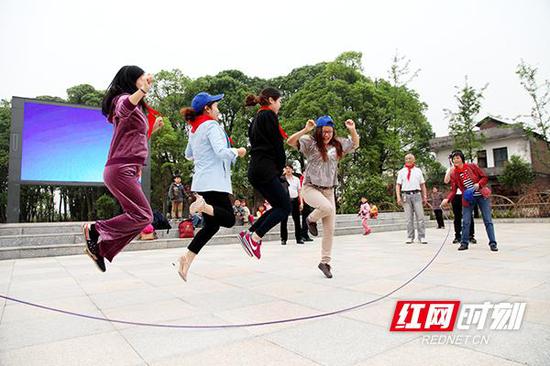 平安村村民在广场跳绳。吴一龙/摄