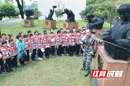 4月16日，驻衡阳某部队与驻地船山实验小学共同组织开展“传承红色基因”主题国防教育活动。