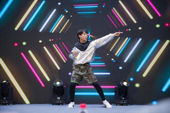 童星许皓勋现身,为小选手们助阵