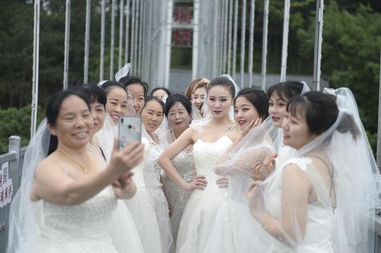 母女婚纱照_母女婚纱照卡通