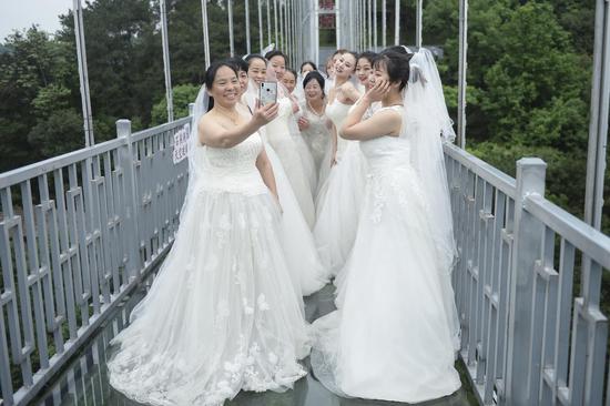 母女婚纱照_母女婚纱照卡通