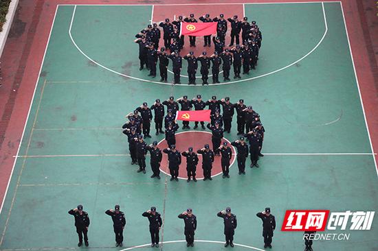 县公安局巡特警大队摆出"100"数字造型,纪念中国五四青年节一百周年