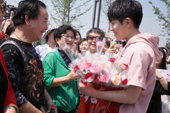 武艺给妈妈们送花