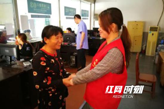 5月16日，当衡阳酃湖车站售票员廖婷把装有4930元的黑色皮包交给丁桂香时，丁桂香激动地握住廖婷的手连声说感谢。