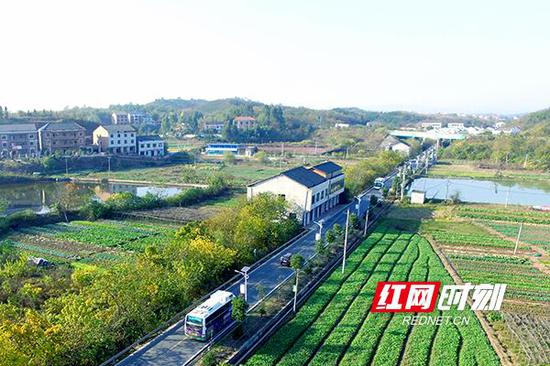 随着石鼓区农村道路提质改造项目推进过半,其辖区北部事实上的“旅游环线”已现雏形。