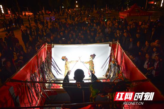 衡阳市非遗传承人向登高和彭水桥正在演出。