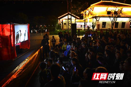 5月20日晚上，衡东县少梅文化公园里，众多市民在欣赏衡阳市非遗传承人向登高和彭水桥的皮影戏演出。