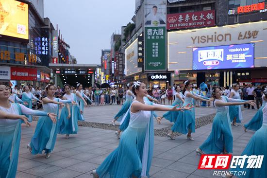 此次快闪是“柳叶湖畔 音你而美”2019年柳叶湖旅游嘉年华系列活动。此次快闪是“柳叶湖畔 音你而美”2019年柳叶湖旅游嘉年华系列活动。