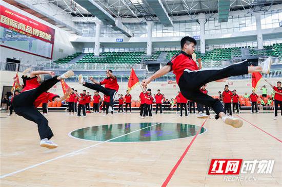 禅武学校展示武术。
