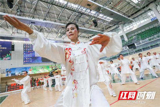 老年大学太极拳班展示太极拳。