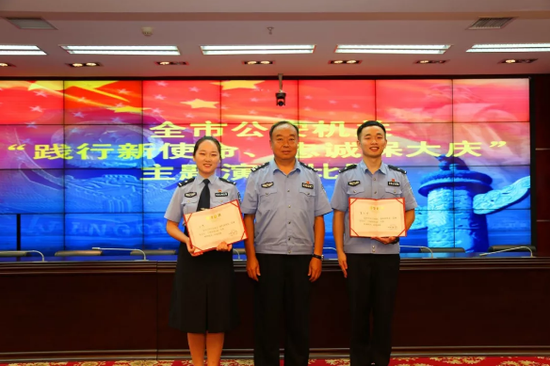 株洲市公安局党委委员、副局长、政治部主任阴福安、给获得一等奖的选手颁奖