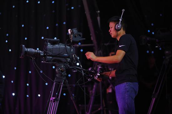 录制的老师在演播厅内一下午走了两万多步