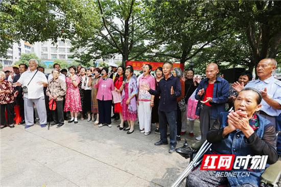老人们在合唱《社会主义好》。