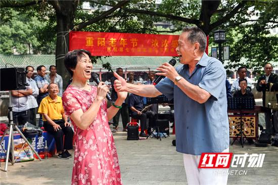 老人在表演花鼓戏《你待同志亲如一家》。