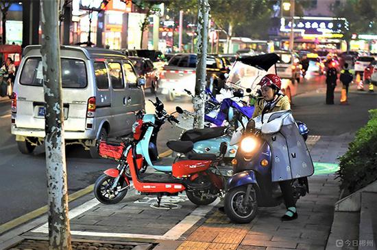 郴州市拥军路的非机动车停车位。
