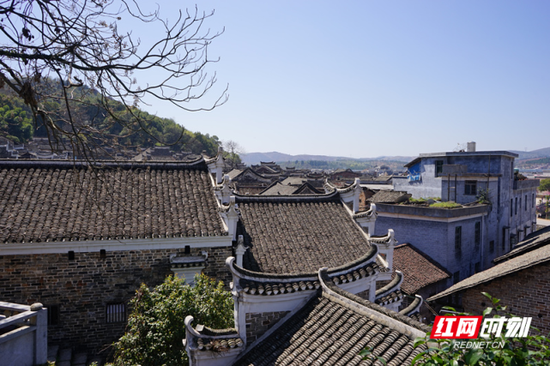板梁古村屋顶图。