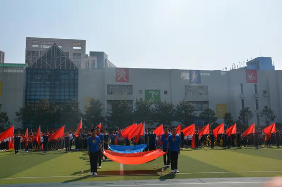 (该校学生在体育节上)