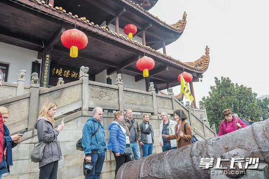 天心阁城头,外国专家们聆听长沙老城的故事。