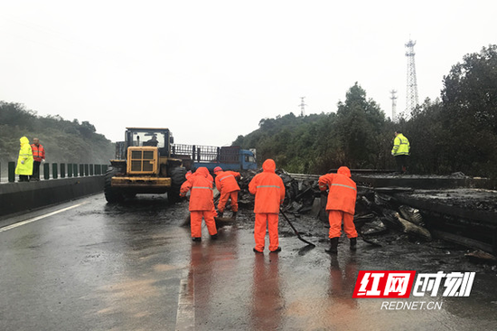 耒宜养护应急队冒雨对现场进行清理,以便车辆安全通行。