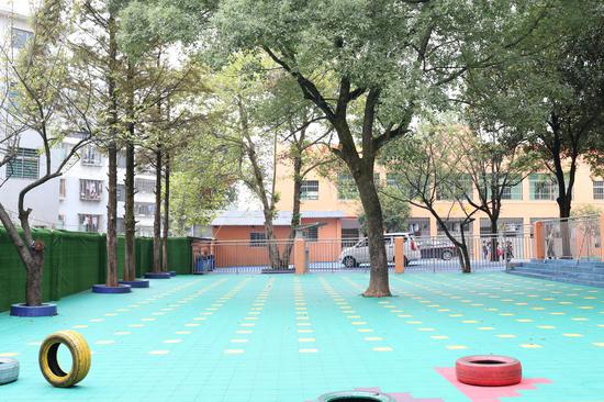 学校操场。