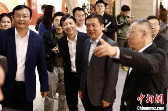 湖南省委常委、省委宣传部部长张宏森(前右二)一行参观湖南人民广播电台创建70周年图片、实物展。 翁志强 摄