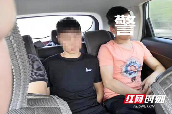 民警押解犯罪嫌疑人的场景。