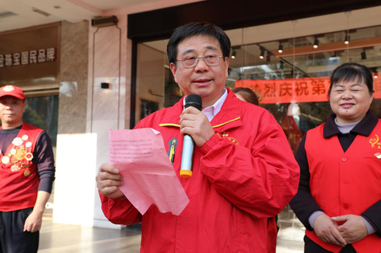 郴州市志愿服务联合会副会长、项目部部长唐汉林号召更多市民加入到无偿献血志愿服务队伍。