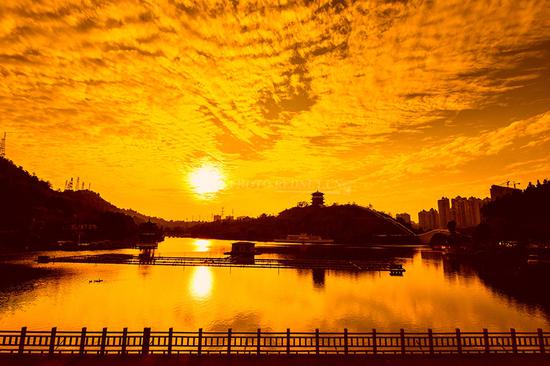 夕阳下的桂阳文化园。