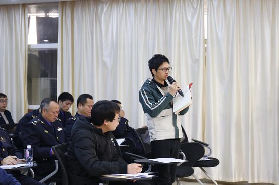 记者提问。罗茜摄。