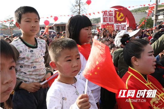 小观众挥舞国旗与台上演员互动。