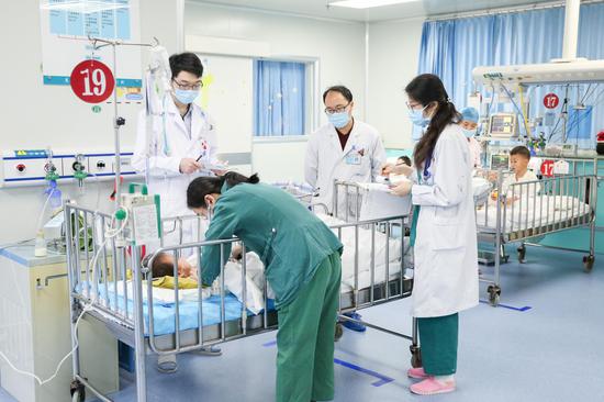 主任查房。