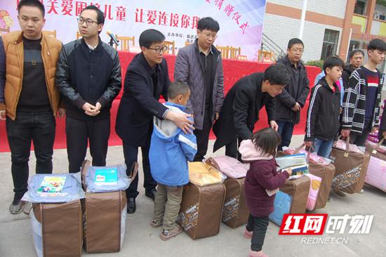 在捐赠仪式上,临武县舜峰镇、武水镇及楚才学校部分留守儿童接受捐赠。