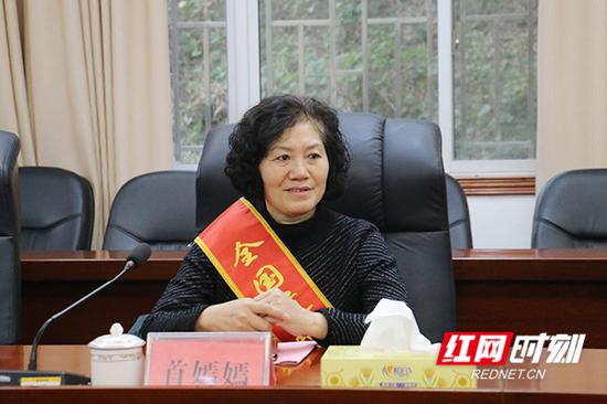 首嫣嫣会上分享了自己多年从事公益志愿服务事业的先进事迹。