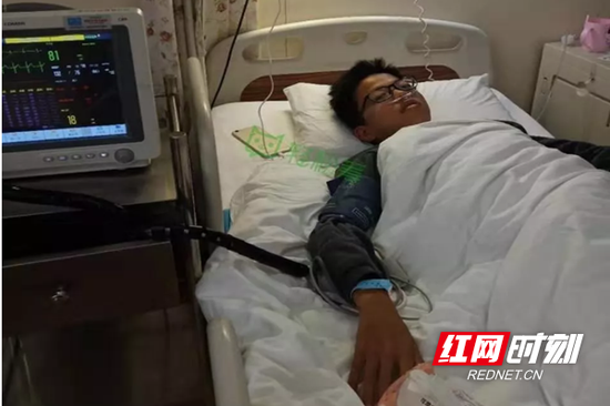 病床上的周天乐。