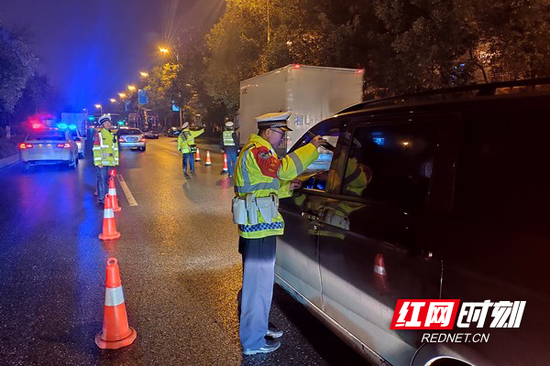 1月10日晚,交警二大队联合郴州高速警察支队北湖大队开展冬季整治夜查酒驾统一行动。