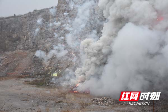 伴随着冲天的火光和一声声巨响,非法烟花爆竹在大火和爆炸声中化为灰烬。