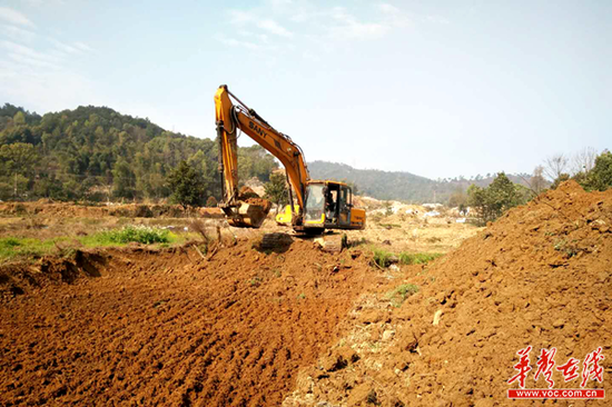 图为长望路西延线岳麓区段施工现场 