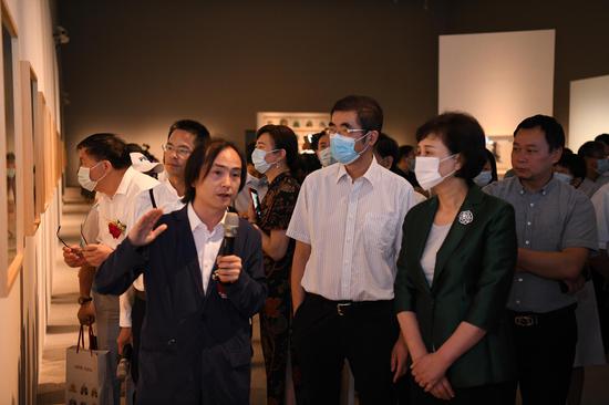 湖南省委常委、统战部长黄兰香等参观画展